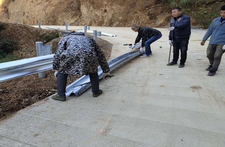 灵川福建波形护栏安装案例